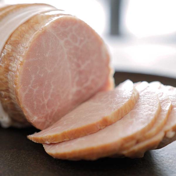 こだわりの原料豚を使い、通常の何倍もの時間をかけて長期熟成。直火式での炭火乾燥、昔ながらの桜の薪での燻煙。肉質は柔らかく、きめが細く、脂身を抑えた肉本来の美味しさをハムの中に封じ込めた天竺布巻ボンレスハムです。