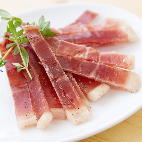 豚もも肉を使い、赤身の美味しさと脂身の甘みを閉じ込め、豚肉本来の味わいがじんわりとお口に広がり、ポークジャーキーとして美味しさを引き出しております。じっくりと熟成させ豚肉本来の旨味をひきだしたシンプルな味付けです。黒コショウはあくまでも主張...