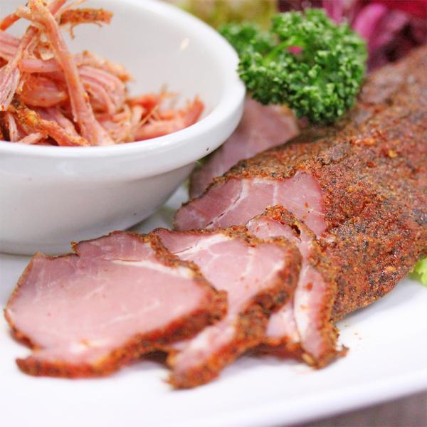 茨城県産 銘柄豚 常陸の輝きの高級部位ヒレ肉を使用した商品です。筑波名産のチンピをふんだんにまぶしているので、ほのかに柑橘系の香りがしてピリッと辛いのが特徴です。辛いのがお好きな方や、お酒好きの方にオススメ。スライスしてパストラミ風にサンド...