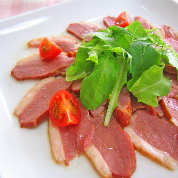 高級食材として知られる合鴨の中でも厳しい条件で生産される「京鴨」を使った燻製です。濃い赤色の肉厚な胸ロース肉はコクのある味わい。鴨の脂は融点が低いため、さらっとお口の中で溶けだします。温かいお蕎麦にスライスした京鴨の燻製を乗せ、ネギを添える...