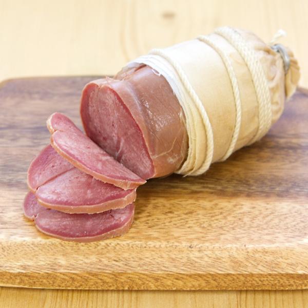 天竺布で巻くことで煙と火のあたりがまろやかになり、しっとりした仕上がりに。タン特有のコリコリとした食感が楽しめます。そのままスライスしておつまみに、年末年始、お節に人が集まるときなどにオードブルとして人気です。