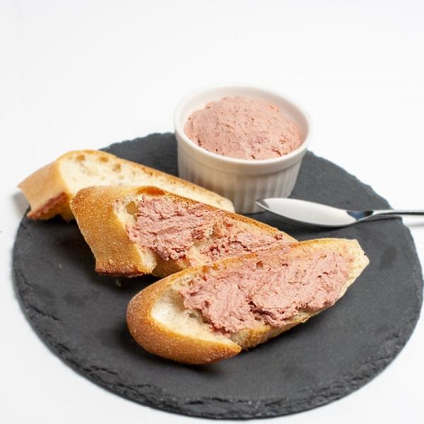 国産レバー・茨城県産豚肉使用。細挽きのソーセージ生地に新鮮な豚レバーを50%以上練りこんだレバーペースト。レバー特有のねっとりとした食感とコクのある深い味わいはそのままに、レバーをソーセージに練りこみソーセージにすることで臭みや独特のクセが...