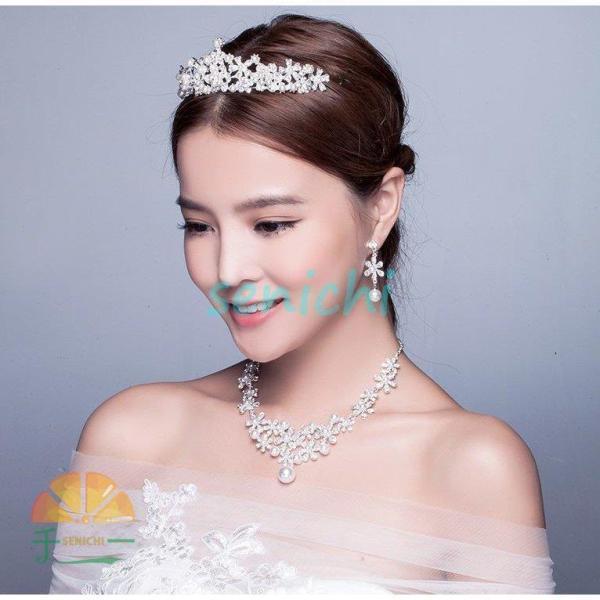 ティアラと、ネックレス＋ピアスorイヤリングのセットです。ウエディングや二次会パーティーなどに◎※ケースは付属しておりません。サイズについてティアラ：直径14cm、高さ4cm素材について合金使用上の注意ティアラと、ネックレス＋イヤリングor...