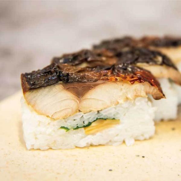 秋から冬にかけて金華山沖で漁獲された大ぶりの脂ののった真鯖を厳選し、特製秘伝のタレに長時間漬込み、しっとりと柔らかく焼き上げました。 まろやかな寿司飯と香ばしい焼き鯖との絶妙なバランスをご堪能ください。大葉と甘酢生姜を省いたお寿司をご希望の...