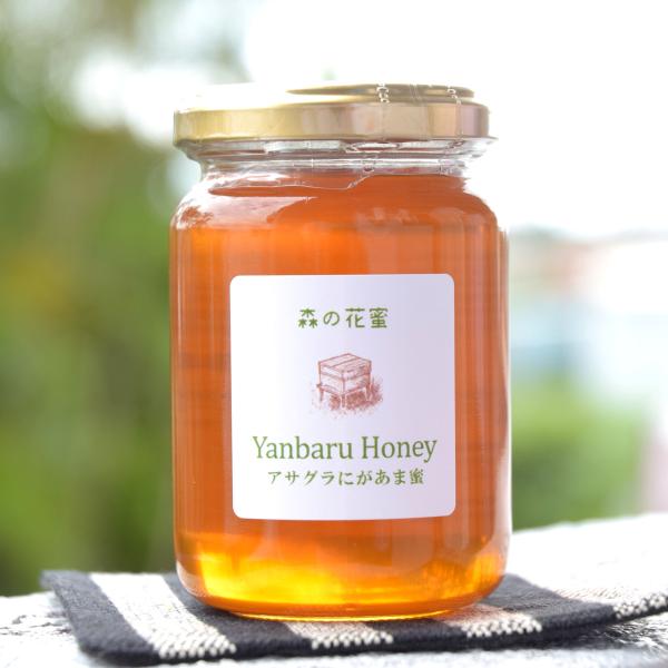 沖縄本島北部に広がるヤンバルと呼ばれる自然豊かな森で蜜蜂を飼っています。蜜蜂が集めたハチミツを自家採蜜し瓶詰した100%純粋はちみつです。アサグラ（和名フカノキ）はそのヤンバルの森の中で自生している樹木です。アサグラの蜜は甘さの中にほろ苦い...