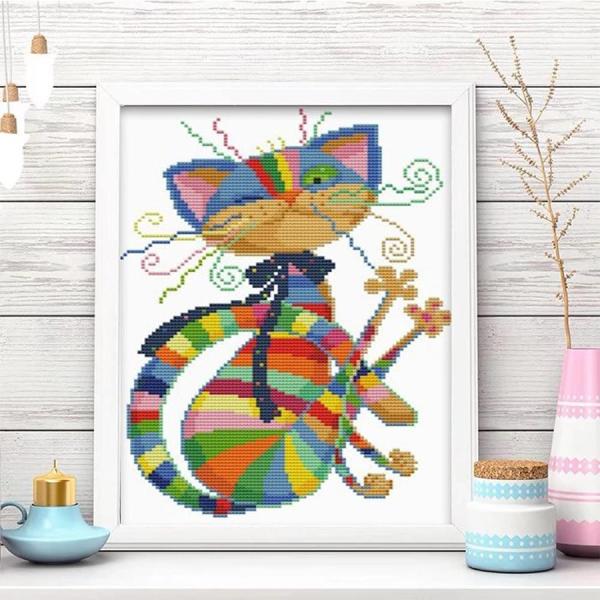 ★ねこ★布サイズ(約)：32×43.5cm図案サイズ(約)：24×35.5cm刺繍色数：18色ステッチ数：103ｘ151刺繍布：綿（白：図案印刷） 刺繍糸：綿ステッチ方法：11カウント（「3本取り」(二つ折せず)でフルステッチ）刺繍キット：...