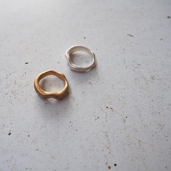 真鍮のリングを入荷いたしました。シルバーとゴールドの重ねづけもおすすめです。【カラー】シルバー/ゴールド【素材】真鍮【サイズ】11号【伸縮性】無し【透け感】無し【裏地】無し【生産国】韓国【モデル身長】157cm【モデル着用サイズ】11号【品...