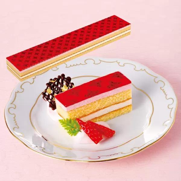 バニラ風味のムースをしっとりとしたスポンジでサンドし、果肉入りの甘酸っぱいいちごムースを重ねました。いちごのナパージュとチョコレートコーティングによるデザインで、美しく仕上げました。お好きなサイズにカットしてご使用いただけます。※凍結状態（...