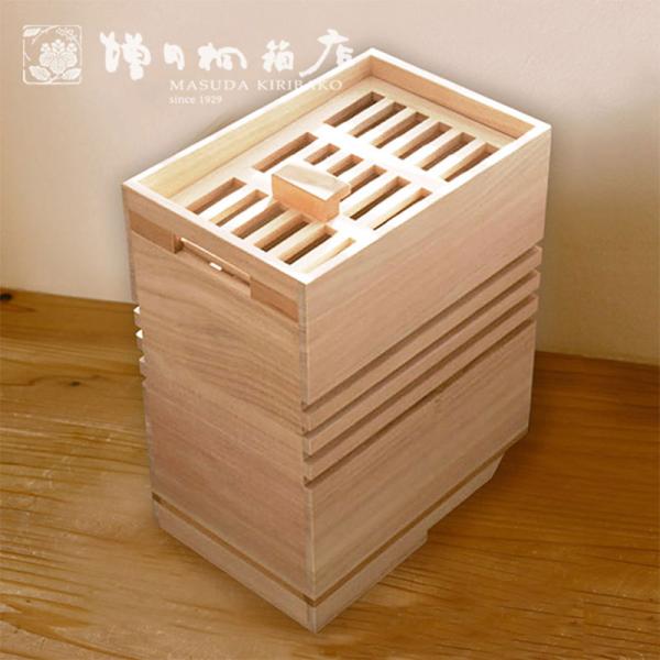 桐箱の老舗、増田桐箱店がつくる「生活に取り入れる桐箱」として開発した使いやすさを追求した桐の野菜箱。軽くて扱いやすく家族４人分の野菜(根菜類)を室内でしっかり保存する桐箱です。たくさんの野菜でもしっかり保存でき、たっぷり入れても楽に運べるよ...