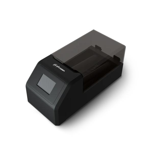 ・レジンを簡単・迅速・均一に撹拌するためのハンズフリー樹脂ミキシングステーション。・レジンの加温機能も装備しています。《仕様》・最大ヒーター温度:50°C・寸法:41.6 x 20 x 19.2 cm・適合樹脂ボトルの最大サイズ(Φ x L...