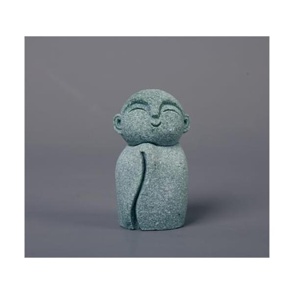 店主からの伝言 芸術家が京都のお寺を見学していると、かわいい小僧さんと地下菩薩の石像を見つけて、面白くて美しいと感じました。帰国後、砂岩合成技術を用いて美しい小物を製作した。小柄な地宝菩薩で、手のひらの中に入れられています。 天然素材と職人...