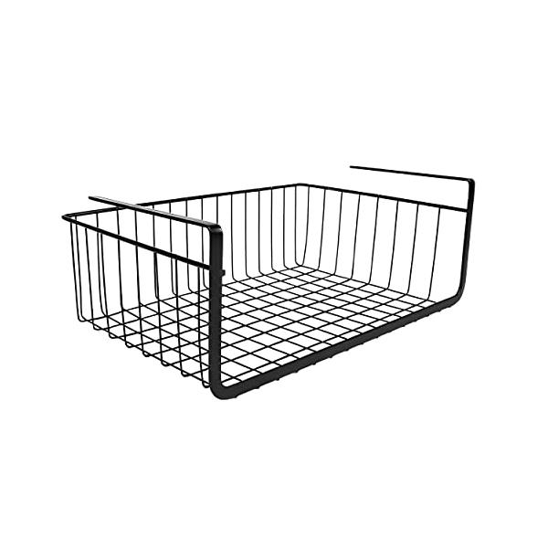 商品仕様 サイズ：40*24*14cm　カラー：ブラック　耐荷重:約5kg　表面処理:焼付け塗装。厚さ3cm以内の吊戸棚の底板などに差し込んで使えます。 シンプルなデザイン この収納カゴは、存在感を持たせつつも、シンプルなデザインは周囲にも...