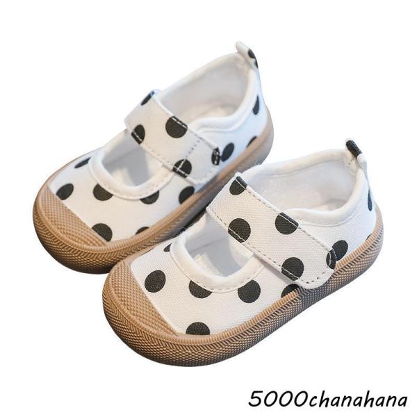 [安全なつま先キャップ] 子供の足の健やかな発育の為に作ったシューズ。こどもの足形にフィットさせるように設計されたつま先部分は足指の自由な運動を引き出し、ゆったりで圧迫感を感じず、足の健やかな発育をサポートします。大切なお子様やお孫さまへの...