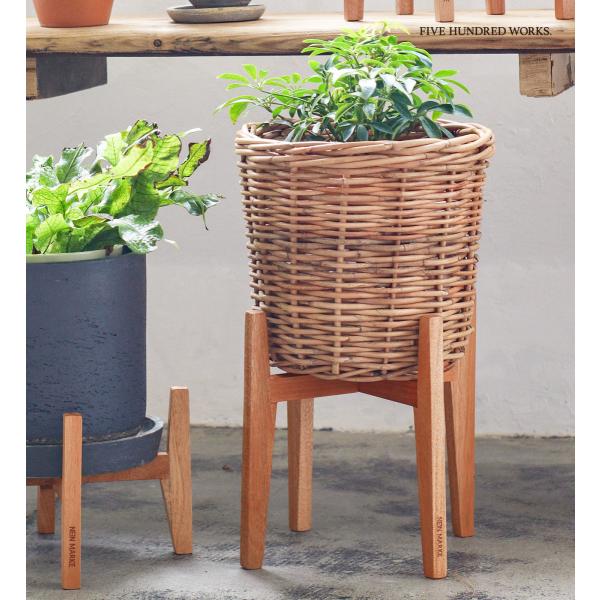 【商品名】NEIN MARKE マホガニー ポットスタンドL ハイ【商品説明】マホガニーを使った木の温もりを感じるポットスタンド。 直径200mmの鉢サイズまで対応のナチュラルなポットスタンドです。 色々なテイストのインテリアに馴染むシンプ...