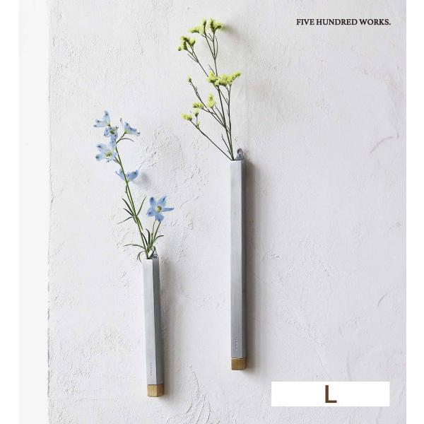 【商品名】in bloom インブルーム アルミウォールシリンダー L【ブランド】Creer(クレエ)【商品仕様】約 w12×d12×h225mm重量：約 40g素材：アルミ、ブラス(真鍮)原産国：インド【商品説明】味わい深いブラスとクール...