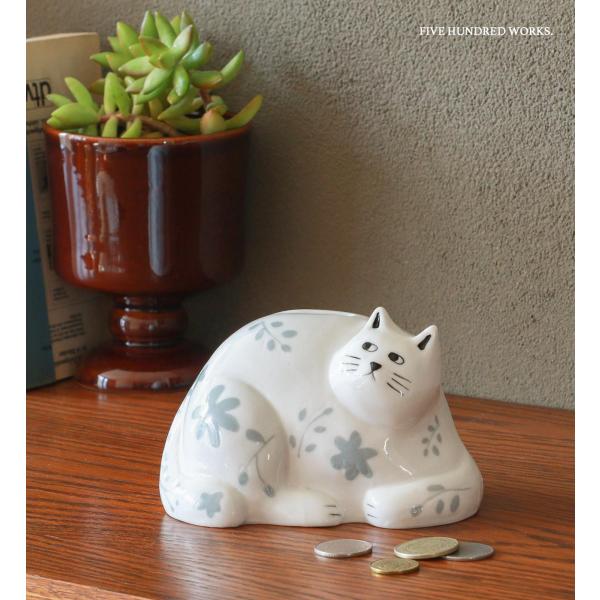 【商品名】Zappy(ザッピー)ねこの貯金箱【商品説明】愛らしい花柄をまとった磁器製の猫の貯金箱です。丸っとした体に斜め上を見上げた、なんとも言えない表情が可愛らしいデザイン。貯金箱としての実用性もありつつ、インテリアとしても絵になるデザイ...