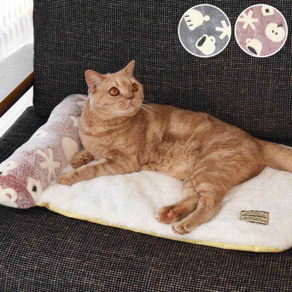柔らかい触り心地が気持ちいい、ほっこりした冬の時間を過ごせそうな柄のペット用マット。厚みのある枕はアゴや頭を乗せてゴロンと寝転がるのにちょうど良い高さなので、猫ちゃんワンちゃんに快適な一日を過ごしていただけます。・底面に滑り止め付き・手洗いOK