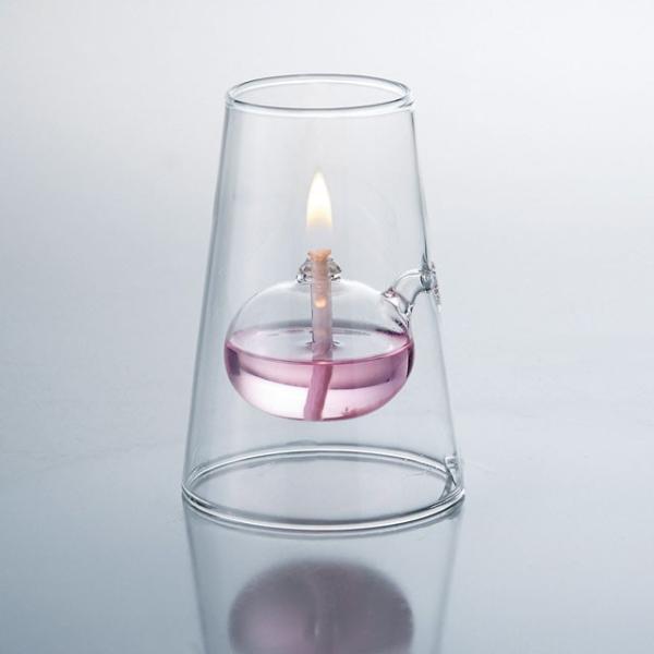 人気のガラスボールタイプのオイルランプに新商品が登場しました。真ん中にぽかりと浮いた球形のランプが特徴のクリア感溢れるオイルランプです。裾を少し広げているため、置いたときに安定感があります。オイルの補充をサイドの注入口を用いて行える利便性も...