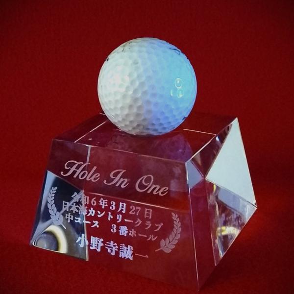 本商品は名入れ彫刻オーダー商品です。高級感があり美しく光り輝くクリスタル製品に名入れ彫刻します。クリスタル台座の上部に窪みがあり、大切な記念ボールを飾ることが出来ます。ゴルフのホールインワン、野球やソフトボール、テニス等球技の優勝記念等に。...