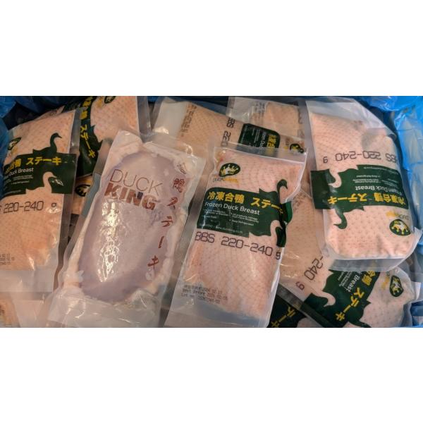 現在大変品薄商品です。タイ産の合鴨ムネ肉を大変使いやすく、ステーキカットに致しました。１袋約220ｇ〜240ｇになっています。洋食、そば、なべ料理等に最適です。商品名：合鴨ステーキ（ムネ肉）単価：1,950円/kg（税別）販売：23,400...