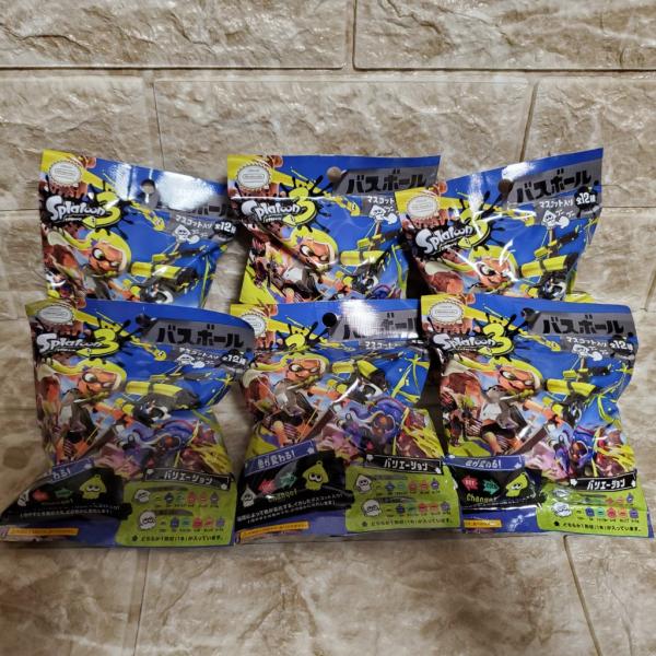 バスボールを浴槽にいれると発泡しながら溶けていき中からマスコットが現れます。温度によって色が変化する楽しいフニフニ感触の、イカしたマスコット！発泡タイプ【フレッシュバブル】の香りマスコットはイカver.とタコver.で各6色 ナニが出るかは...