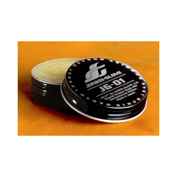 ジュンケイ-グラブ70周年モデルで採用した伝統のグラブグリスをもとに、初代 吉田順計の頃に使われていたグリスを現代に再現したJG-01。「ジュンケイのグラブグリスは表からも塗れる」製法・品質にこだわってきたジュンケイグラブ初代の言葉どおり、...