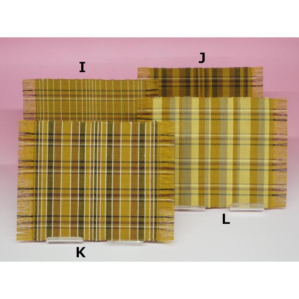 〔素材〕絹100％〔サイズ〕縦 12cm、横 16cm(フサ含む)島に自生する天然染料を用いた黄八丈の三色(黄、樺、黒)の染糸で織り上げた作品です。写真のIは黄八丈の三色(黄・樺・黒)の染色の他に島に自生する植物(フリージア・月桃等)の天然...