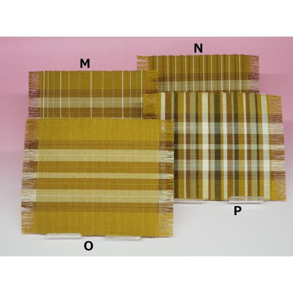 〔素材〕絹100％〔サイズ〕縦 12cm、横 16cm(フサ含む)島に自生する天然染料を用いた黄八丈の三色(黄、樺、黒)の染糸で織り上げた作品です。写真のMは黄八丈の三色(黄・樺・黒)の染色の他に島に自生する植物(フリージア・月桃等)の天然...