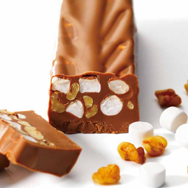 【商品名】クルマロ　ミルクチョコレート【内容量】１８０g(個装紙含む)【原材料】クッキー、砂糖、ココアバター、コーンフレーク、全粉乳、ポテトチップス、カカオマス、乳化剤、香料、(原材料の一部に小麦・大豆を含む)【アレルギー品目】乳【賞味期限...