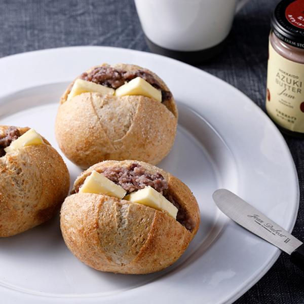 北海道あずきと北海道バター。濃厚なバターの風味がお口に広がる プレミアムジャム。 優しい甘みの北海道産あずきに濃厚でコクのある北海道産バターをたっぷり加えたプレミアムなジャムは、お口の中でバターの香りと風味が広がります。焼きたてのパンなどに...