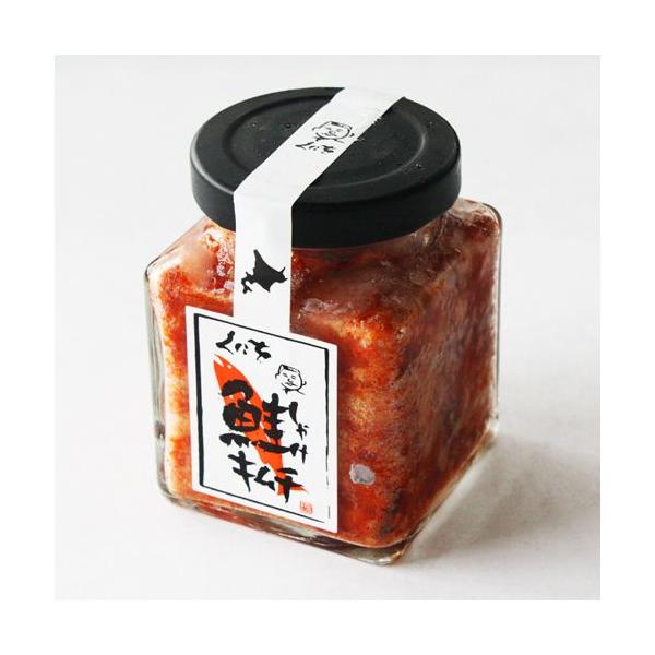 鮭キムチ。このネーミングだけ聞くと、キムチの鮭が入っているのだと思えますよね。キムチはキムチですが、白菜は入っていません。 大根の細切りやネギ、しょうがなどは入っているのですが、白菜は全く入っておりません！鮭の身がゴロゴロと入っているのです...