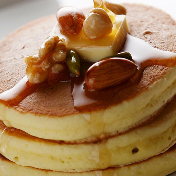 卵と牛乳を混ぜ、フライパンで焼くだけで甘い香りのふわふわパンケーキのできあがり。このふっくらとした焼き上がりとモチモチ食感のヒミツは、厳選された北海道の素材にあります。1日に生産できる量は決して多くはありませんが、これも素材にこだわるゆえで...