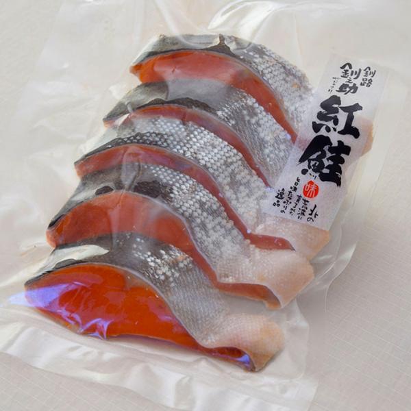 厚切りの本チャン紅鮭の切身が5切パックされた商品です。開封後そのまま焼いて お召し上がりください。皮までパリパリに焼いて、皮ごと食べるのが通の食べ方。 ごはんのお供に最適です！！【商品名】本チャン紅鮭切り身　5切れ【内容量】5切れ【原材料】...