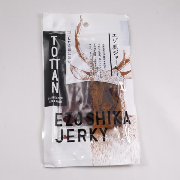 【商品名】エゾ鹿ジャーキーEzo shika jerky【内容量】25g【原材料】鹿肉（北海道産）、ワイン、塩、鶏ガラスープ、香辛料、豆板醤/ソルビトール、調味料（アミノ酸等）、発色剤（亜硝酸Na）、カラメル色素、（一部に小麦・乳成分・牛肉...
