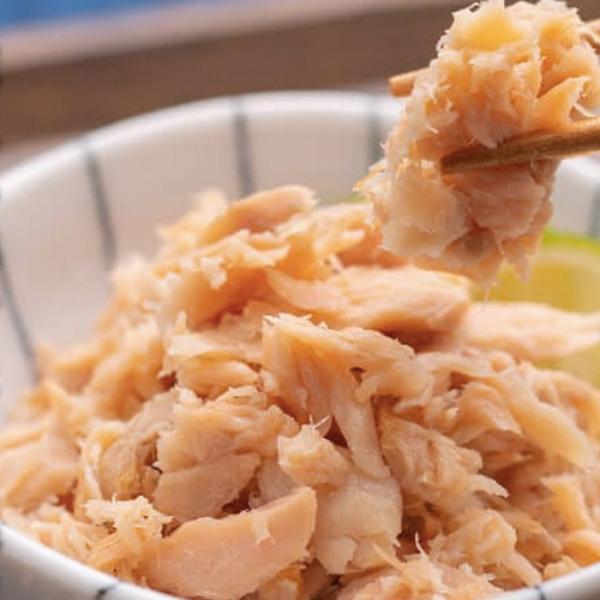 紅鮭本来の無着色赤みの強い極上の秋鮭を原料としているので着色料を使わずとも美しいオレンジ色素材の良さと味の良さが自慢の極上鮭フレーク一度食べたら普通の鮭フレークには戻れなくなるかも！？内容量　１６０ｇ×３原材料　鮭（北海道産）、食用植物油脂...