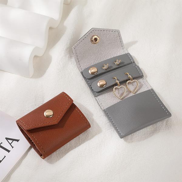 アクセサリー収納ケース ポーチ ジュエリー ケース コンパクト持ち運び便利 革レザーケース ピアス イヤリング 指輪 収納ケース 革製コンパクトなレザー皮革アクセサリーポーチお気に入りのアクセサリーをスタイリッシュに持ち運びできますスナップ...