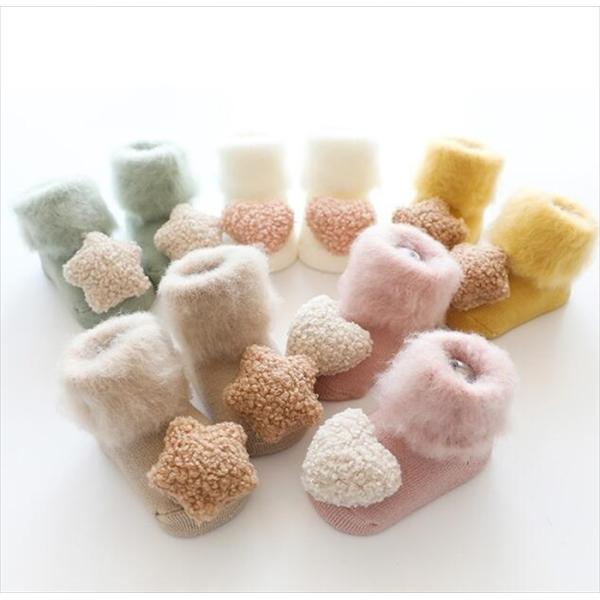 【商品説明】立体モチーフが可愛いふわふわでモコモコなベビーソックスです♪お家も快適にフローリングに安心な滑り止め付き♪見た目にも可愛いのでプレゼントにも喜ばれる靴下です♪【カラー】1ホワイト（ハート）2グリーン（星）3ピンク（ハート）4イエ...
