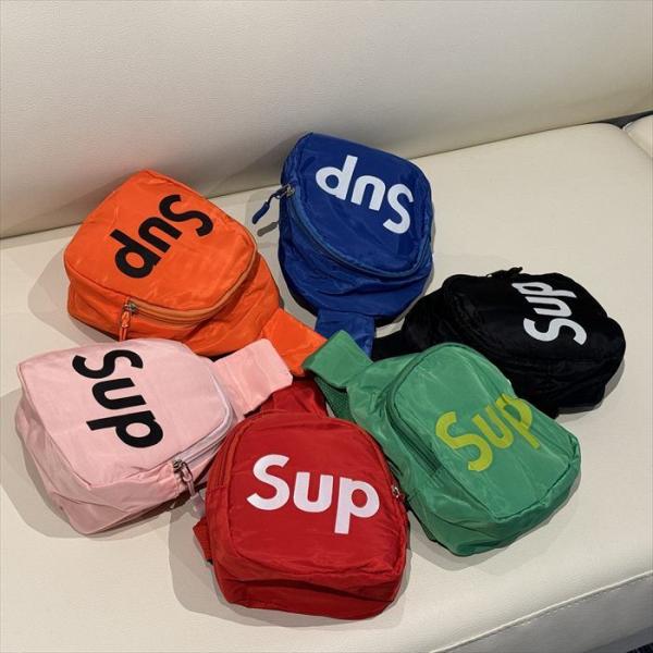 Supマークがキュートなボディバッグシンプル＆コンパクトで、お子様でも使いやすいオススメアイテム♪ップなカラーバリエーション♪【カラー】ブラック/ピンク/グリーン/ブルー/レッド/オレンジ【サイズ】ワンサイズ【サイズ詳細】ワンサイズ 縦：1...