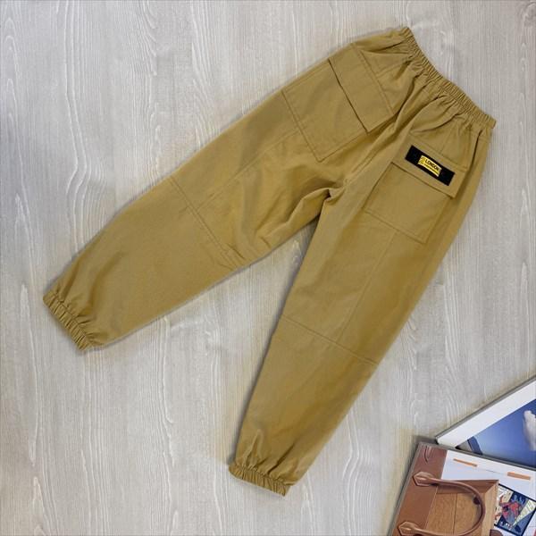 シンプルで使いやすいデザインのロングパンツです。ポケットのタグがワンポイントアクセント。ウエストもゴムで履きやすくヘビーローテーション間違いなし。綿100％でお肌のも優しく安心です。カラーベージュサイズ130寸法130　ウエスト:46cm ...