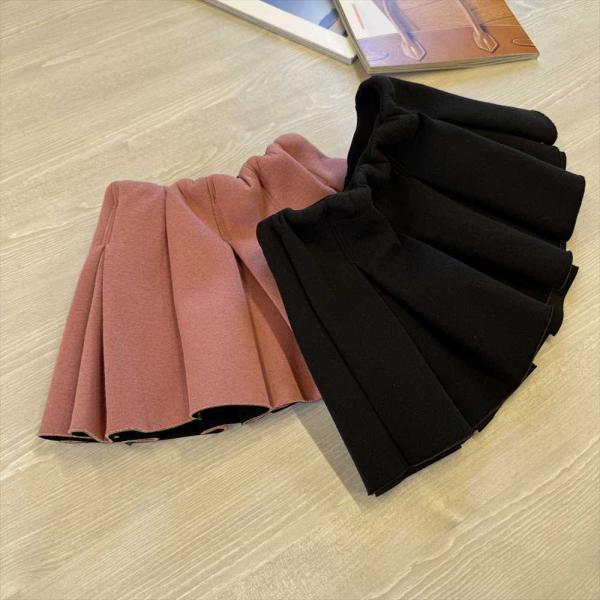 サイズ【110cm】ウエスト：約42cm　総丈：約22cm素材ポリエステルカラーピンク、ブラック特徴ふわふわもこもこのプリーツスカート。形がしっかり崩れません。広がる暖かいので冬に欠かせないアイテムです。総ゴムで小さなお子様も一人でお着がえ...
