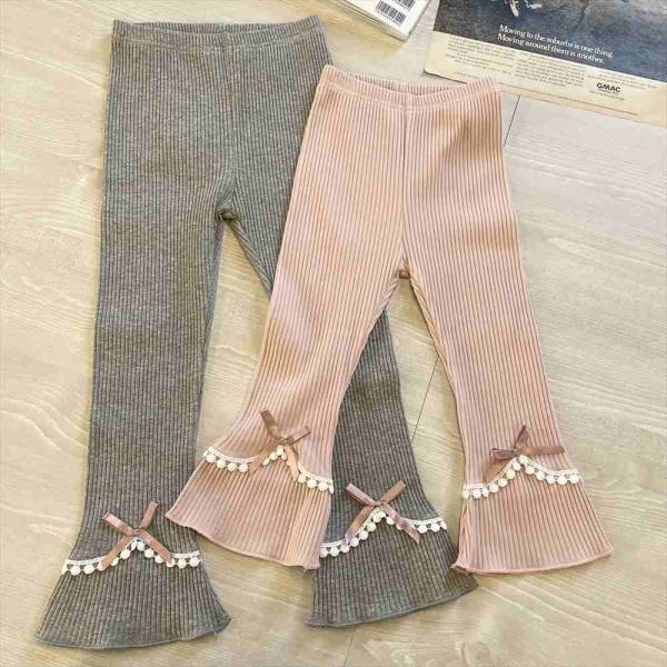 ピンクのリボンのついた裾の広がったリブ編みのパンツです。白いレースとピンクのリボンの装飾があって可愛い。伸縮性抜群のリブニット生地を使用。活発で元気のお子様にもおすすめです。ウエストゴムになっているので、締め付けもなく動きやすいです。【カラ...