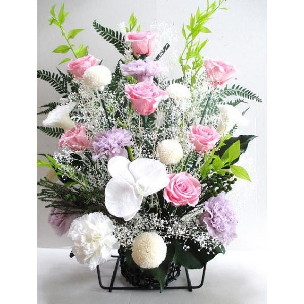 生花と見間違うほどの美しさ、胡蝶蘭入り１００％プリザで高さ45センチの豪華プリザーブドフラワーのお供え花。お色を加えた上品なお供えアレンジです。故人を偲ぶ想いを素敵なプリザのアレンジとしてお届け致します。(花材)プリザーブドフラワーローズ、...