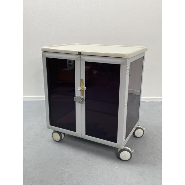 ■管理番号：2200000122944■メーカー：ウチダ（内田洋行）■型番：IP-8CW■カラー：グレー /シルバー■外形寸法：W780 x D500x H800mm■規格・仕様：大型キャスター(直径100mm)/カギ1本/最大積載量80k...