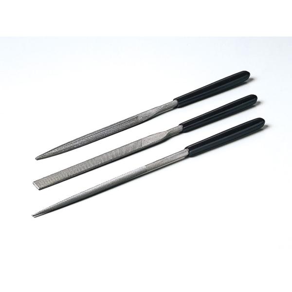 プラスチックはもちろん、金属や各種素材の削り加工など模型や工作に幅広く使えます。平ヤスリと丸ヤスリ、半丸ヤスリの3本をセットしました。どれも長さ16cmのコンパクトサイズで取り回しがしやすく、細かい部分の加工にも最適。グリップ部分は滑りにく...