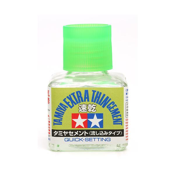 ●従来のタミヤセメント（流し込みタイプ）より乾燥が速いのが特徴。●作業性が向上し、接着剤のはみ出しが少ないのできれいに仕上がります。●キャップには接着剤を流し込みやすい細筆付き。Copyright TAMIYA
