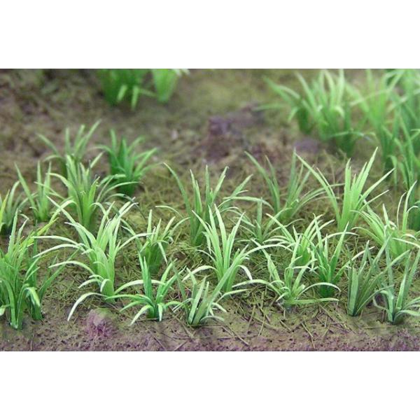 商品画像は着色完成例となっております。無着色のペーパークラフトとなっております。薄緑の色紙仕様です。1/35のリアルな雑草の葉です。葉脈も再現されています。紙は緑色の上質薄紙です。雑草IIよりも背の低いタイプです。キット数（制作可能数）：1...