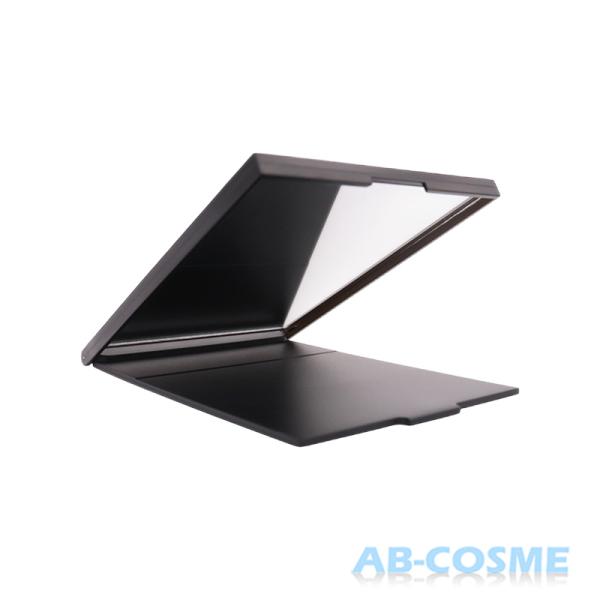 マック MAC ロゴ入り コンパクトミラー #ブラック [ 鏡 ] 折りたたみ式  四角形 薄型 スリム 携帯用 持ち運びブランド：マック MACカテゴリ： 鏡原産国：中国容量：1個区分：雑貨分類：海外正規品(並行輸入品)