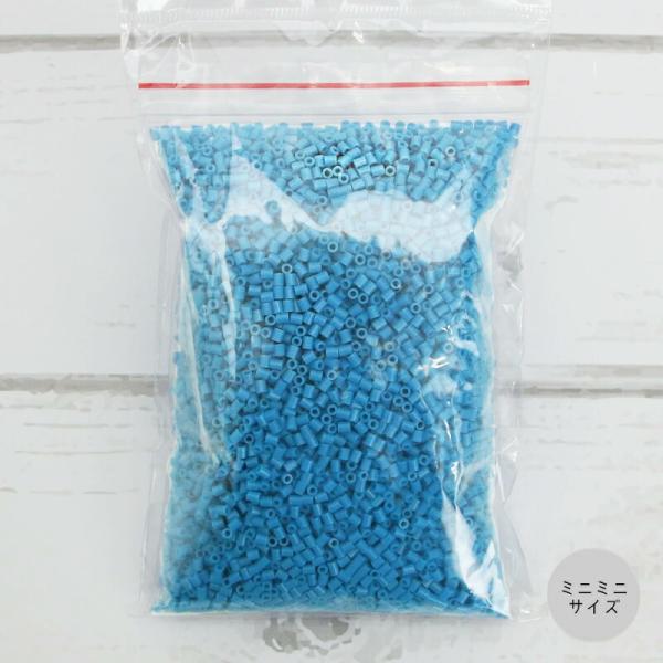 商品名： ミニミニアイロンビーズ単色パック 100g 青 メール便/宅配便可品　番： mb-501-06サイズ： 直径約2.6mm重　量： 約100g容量：  約10000粒詳　細： 製造ロットの違いにより、旧品番【mb-500-06】のお...