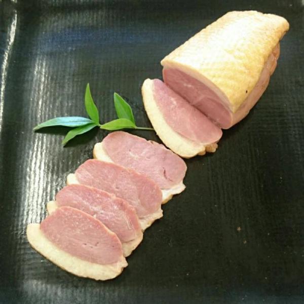 鴨と相性がよい柔らかなフレーバーのリンゴチップで香り豊かにスモークしました！！ 半解凍の状態で袋から出して、お好みの厚さに切って盛り付けてください。野菜と盛り合わせてオードブル・ サラダ・マリネ等にご利用いただけます200ｇくらいのブロック...