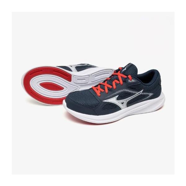 足を入れた瞬間に感じるソフトな履き心地で、日常履きからランニングまでマルチに活躍するシューズ。●甲材：合成繊維、人工皮革●底材：合成底●質量：約220g(24.5cm片方）●PUインソール（取り外し可）●3E相当の方向け※製品改良の為、仕様...